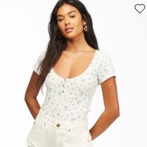 BILLABONG Floral little button scalloped ribbed top M